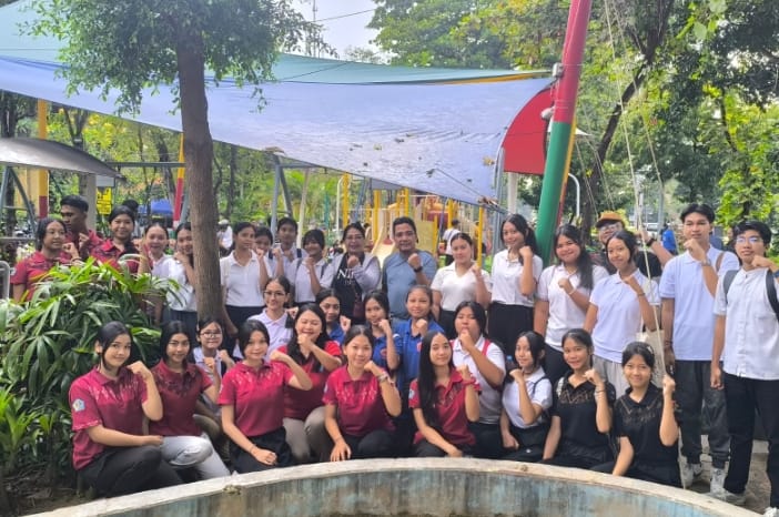 Forum Anak Kecamatan Denpasar Timur (Kec Dentim) menggelar aksi bersih sampah di area Taman Janggan, Denpasar, Minggu (13/07/2025). 